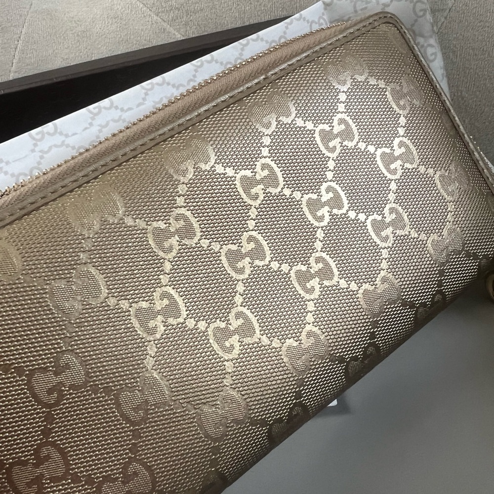 Gucci Metallic Gold Zippy Wallet with Iconic Charm - Picture 4 of 8